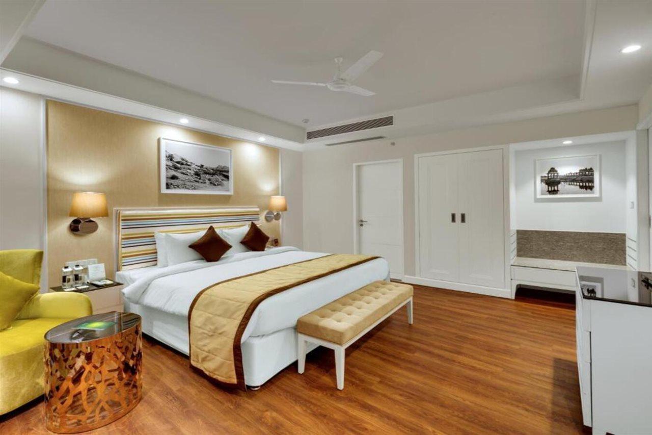 Amanora The Fern Hotels & Club Mundhwa Exterior photo