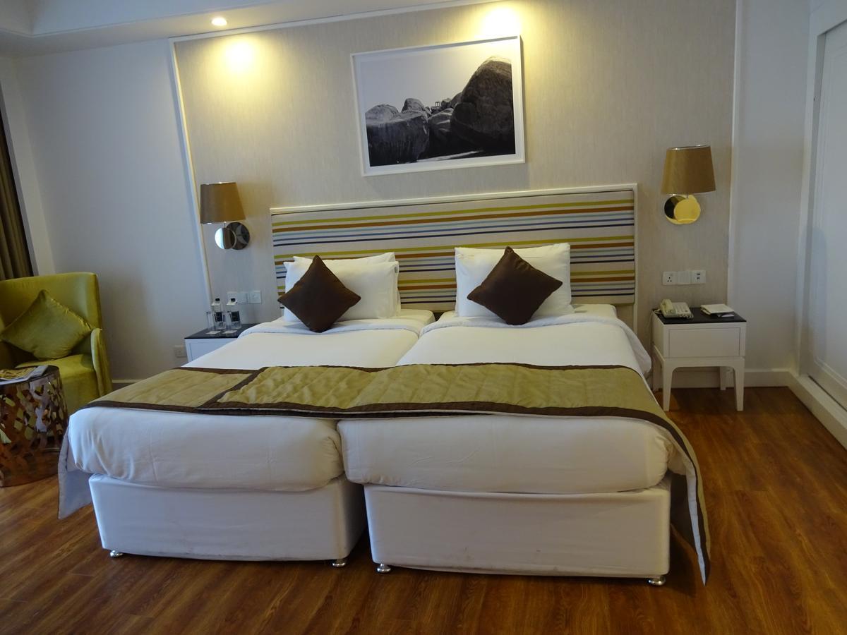 Amanora The Fern Hotels & Club Mundhwa Exterior photo